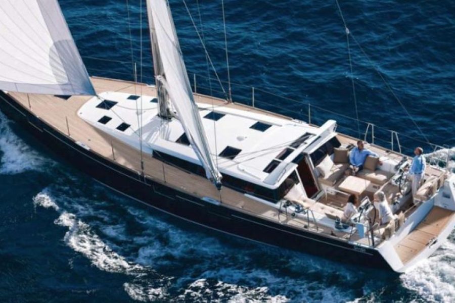 Tour privato di Aci Trezza in barca a vela luxury -4h