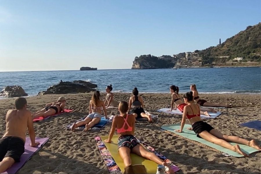 SUP e Yoga a Letojanni – Energia, Mare e Benessere tra le Onde