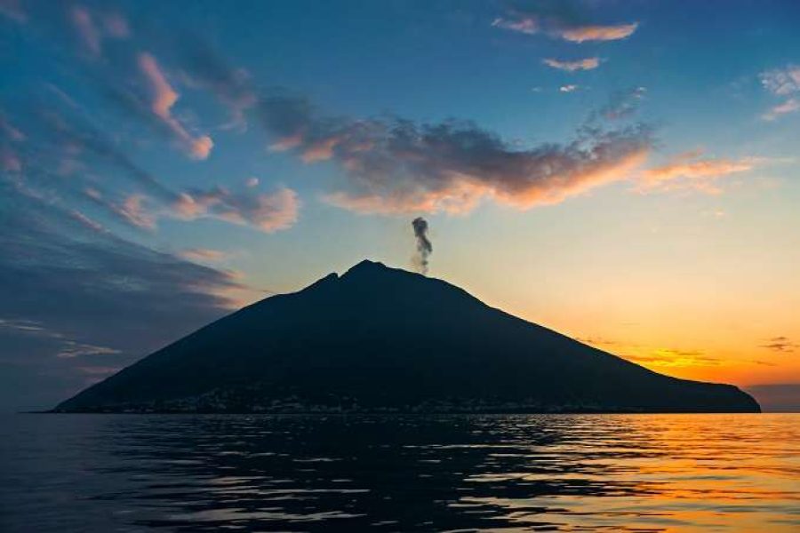 STROMBOLI: trekking al tramonto sul Vulcano attivo